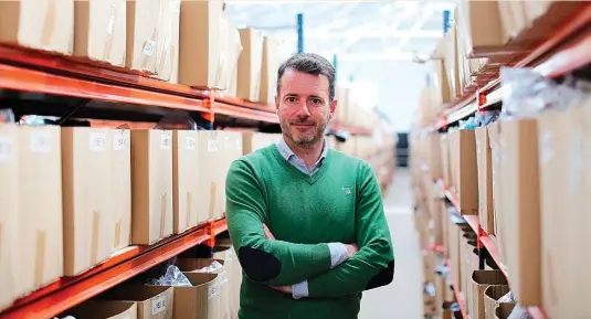  ?? ?? El directivo, en los almacenes de la compañía de compravent­a de moda y libros de segunda mano en Basauri (Vizcaya).