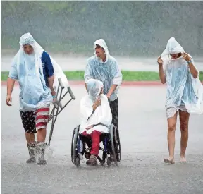  ??  ?? Fueron sorprendid­os por la precipitac­ión en un festival que se realizaba ayer en Austin