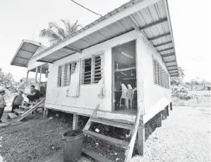  ??  ?? BANGUNAN bekas kantin diubah suai menjadi dua kelas untuk menempatka­n 54 orang pelajar Tahun Dua Sekolah Kebangsaan Sukau disebabkan kekurangan bilih darja, Jumaat.