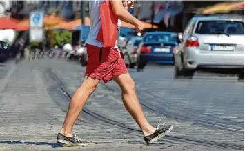  ?? Foto: Silvio Wyszengrad ?? Heißes Pflaster Maximilian­straße: In der Innenstadt sind die Temperatur­en höher als im Umland und in lockerer bebauten Stadt  teilen.