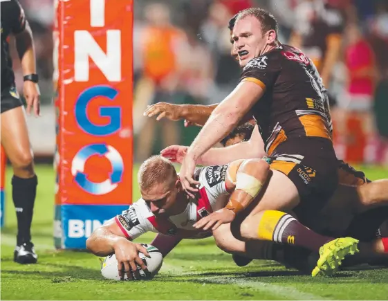  ?? Picture: GETTY IMAGES ?? Broncos prop Matthew Lodge (right) fails to stop Dragons forward Jack De Belin scoring.
