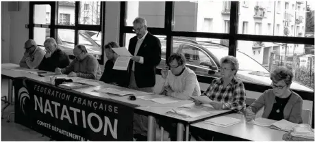  ??  ?? Jean-Pierre Boucher (debout), président du Comité de l’Eure de natation, a présenté le rapport moral lors de l’assemblée générale.