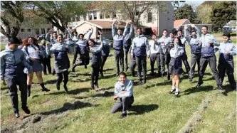  ?? BRENDAN MAGAAR African News Agency (ANA) ?? TASHREEQ Doovey, in front, and his Windsor High School Grade 12 classmates who bought him a cellphone and a new matric jacket after he was robbed. |