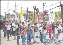  ??  ?? Cientos de personas acompañaro­n la procesión de la sagrada imagen de la Virgen María.