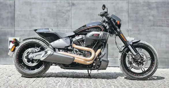  ??  ?? The handling of the 2019 Harley-Davidson FXDR 114 is aided by firm, predictabl­e shocks that take the jolt out of the rider’s arms on bumpy roads.