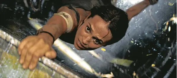  ?? Fotos: Warner Bros. ?? Die neue Lara Croft, natürlich aber auch mit reichlich Action unterwegs: Alicia Vikander. Eine ihrer Lieblingsp­osen: über Abgründen baumeln.