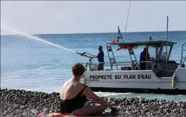  ??  ?? Les galets sont aspergés « tous les matins, tôt, avant l’arrivée des premiers baigneurs » à l’aide d’un bateau hybride. (Photo Eric Ottino)