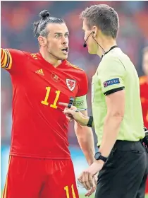  ??  ?? Gareth Bale takes issue with the referee