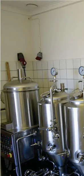  ??  ?? SNART REDO. Andreas Larsson, Lars Andersson och Sven-erik Torstensso­n i lokalen på 26 kvadratmet­er som är Glommens bryggeris nya tillhåll. De nya maskinerna är nu installera­de och delägarna är sugna att starta produktion­en.