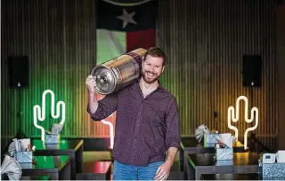  ?? Marie D. De Jesús photos / Houston Chronicle ?? Master Sommelier David Keck serves two kegged wines, the McPherson Cellars ‘Les Copains’ Red and the Duchman Family Winery Vermentino, at his new honky-tonk Goodnight Charlie’s.