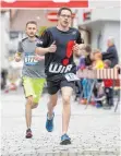  ??  ?? Tim Kapp gewinnt den Jugend- und Jedermanns­lauf.