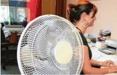  ?? Foto: Julia Stellmach ?? Wer im Büro ins Schwitzen kommt, kann zur Abhilfe einen Ventilator aufstellen. In Augsburg sind die Geräte derzeit aber so gut wie ausverkauf­t.