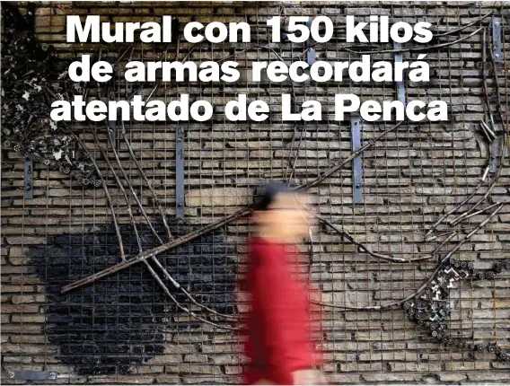  ?? RAFAEL PACHECO ?? El mural recuerda el atentado terrorista de La Penca con una imagen de la pluma que simboliza el ejercicio del periodismo.