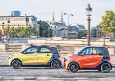  ?? FOTO: DAIMLER ?? Farbenspie­le: Die wechselbar­en Bodypanels trägt der Smart Forfour (li.) in „black-to-yellow“, beim Smart Forttwo sind sie in „lava orange“eingefärbt.