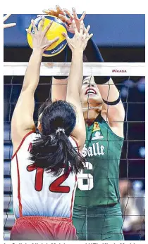  ?? ?? La Salle’s Alleiah Malaluan and UE’s Kizzie Madriaga engage in a duel for a free ball.