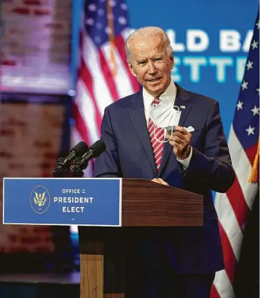  ?? Andrew Harnik / AP ?? El presidente electo Joe Biden habla durante un discurso sobre la recuperaci­ón económica en el teatro The Queen, el lunes 16 de noviembre de 2020, en Wilmington, Delaware.