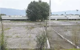  ?? STAFF PHOTO BY DAVE FLESSNER ?? A large parking area is empty at Textile Corp. of America in Pikeville, Tennessee. The property is fenced and locked just west of downtown.