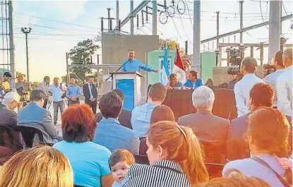  ?? (LA VOZ) ?? Menos cortes. Schiaretti dijo que con esta inversión se podrá abastecer también a nuevos loteos.