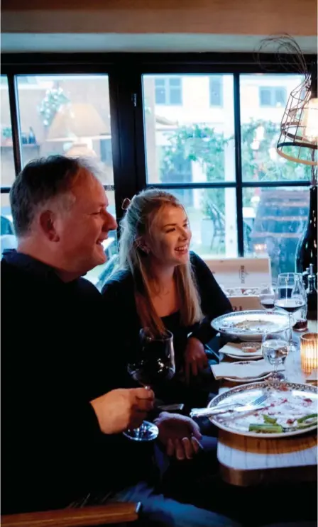  ??  ?? Anette Reite, Karl Børre Reite og dottera Ingrid sit ved eit bord inst i lokalet til restaurant­en Villani. Dei er godt nøgd medtiltake­t om å føre liste.