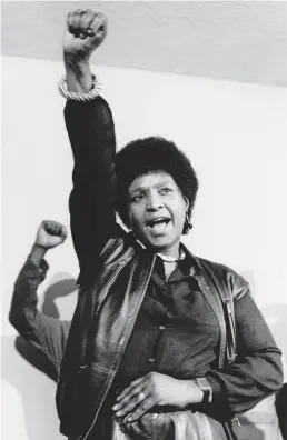 ?? FOTO: PAUL WEINBERG/YLE ?? 1985. Winnie Mandela på ANC-medlemmen Ben Moloises minnesstun­d morgonen då han hängdes.