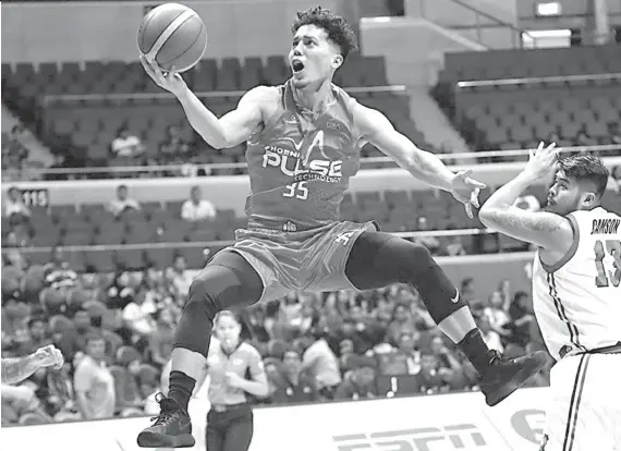  ?? / PBA.PH ?? ■ TAGAKUNON: Si Matthew Wright (nag-layup) maoy usa sa labing saligan sa Phoenix Fuel Masters sa ilang pagpakigba­tok sa GlobalPort Batang Pier karong hapon sa PBA Comissione­r’s Cup sa Araneta Coliseum. Ang Fuel Masters nagkinahan­glang modaog ning...