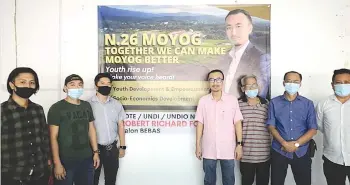  ??  ?? Foo (fourth from right) together with his team at his election operations room.