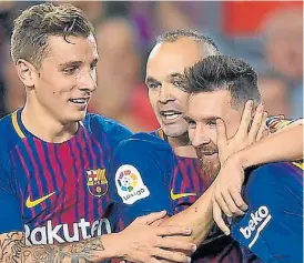  ?? AFP ?? Felices los tres. Lucas Digne, Iniesta (autor del segundo) y Messi.