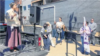  ?? ?? Union organizer Tina Oh speaks to a rally outside the Java Blend on North Street on Sunday. AARON BESWICK ■ THE CHRONICLE HERALD