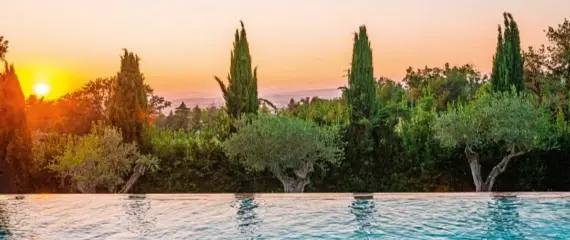  ??  ?? La piscina a sfioro affacciata sulla campagna del Relais Villa Rossi Danielli,alle porte diViterbo.