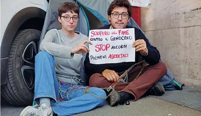  ?? (foto Guaitoli) ?? In catene Francesca Lini e Lorenzo Cusmai in catene alla Sapienza: ieri hanno iniziato lo sciopero della fame Francesca ha passato così il suo 24esimo compleanno