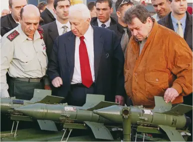  ?? (Moshe Milner/GPO) ?? FORMER LEADERS (from left) chief of staff Shaul Mofaz, prime minister Ariel Sharon, and defense minister Binyamin BenEliezer examine Sagger anti-tank missiles captured on the Palestinia­n arms ship ‘Karine A’ in January 2002.