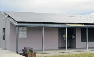  ?? Picture: EUGENE COETZEE ?? FUTURE POWER: A roof at Brylin Independen­t Learning Centre in Fairview fitted with solar panels