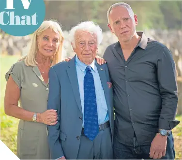  ??  ?? Robert Rinder, right, with his mum Angela Cohen and Holocaust survivor Leon Rytz