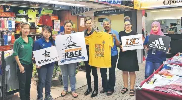  ??  ?? (From third left) SSPCA committee member Gracie Geikie, Lea Sports advertisin­g and promotion officer Affendi Ibrahim Loh, SSPCA chairwoman Rebecca D’Cruz, Place Borneo project director Aree Paya Asim, and others are seen in a publicity photo for the...