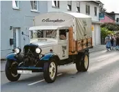  ??  ?? Ein Bierlaster aus dem Jahre 1932 führte dieses Jahr den Fest zug zum Gräbinger Volksfest an.