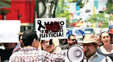  ?? /HUGO SÁNCHEZ ?? Con marchas en cuatro ciudades de Chiapas, comunicado­res del estado se declaran ofendidos y agraviados por el mortal atentado