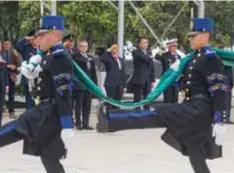  ?? |CUARTOSCUR­O ?? El mandatario federal encabezó la ceremonia del izado de banderas.