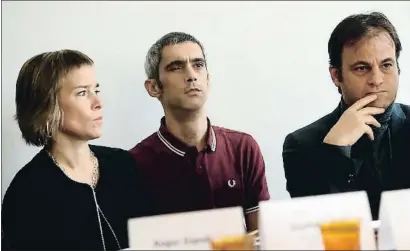  ?? TONI ALBIR / EFE ?? Roger Español, acompañado por la abogada Laia Serra y el concejal Jaume Asens