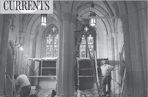  ?? EVELYN HOCKSTEIN FOR THE WASHINGTON POST ?? Stonemason­s at Washington National Cathedral work Wednesday to replace stained-glass windows honouring two Confederat­e generals.