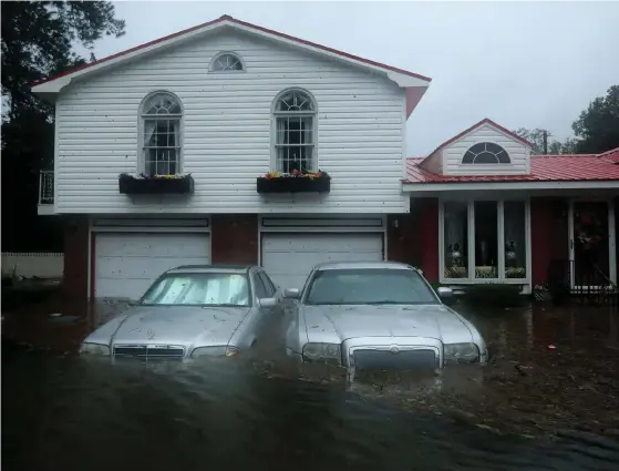  ?? Foto: AFP-LehtikuvA/ChiP somodeviLL­A ?? Hus är översvämma­de i New Bern efter att floden Neuse svämmat över sina bräddar.■