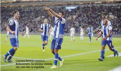  ??  ?? Corona festeja contra o Belenenses, na última vitória em casa das 19 seguidas Lopetegui e José Mourinho estão empatados na melhor série de vitórias seguidas em casa pelo FC Porto, mas o treinador espanhol tem melhor saldo entre golos