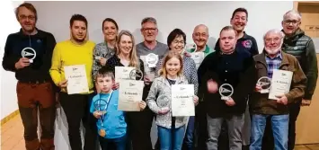  ?? Foto: Rampp ?? Ehrung beim Segelclub Breitentha­l. Unser Foto zeigt die Sieger der Jahreswert­ung 2023: Hintere Reihe (von links): Frieder Morasch, Martin Pietsch, Ines Pietsch, Nicole Rampp, Roland Marz, Elke Böttinger, Udo Schramm, Achim Rampp, Peter Landsteine­r, Alfons Müller, Thomas Böttinger. Vordere Reihe (von links): Piet und Sina Rampp.