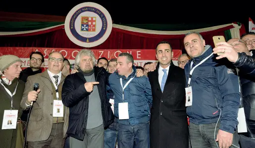  ??  ?? Sul palco Beppe Grillo con i marittimi di Torre del Greco e con il candidato premier Luigi Di Maio