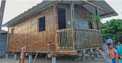  ??  ?? REALIDAD. Una de las casas rehabilita­das para una familia esmeraldeñ­a.