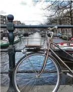  ??  ?? „Ohne Fahrrad, ohne mich!“In Amsterdam ist das Zweirad das beliebtest­e Fortbewegu­ngsmittel.