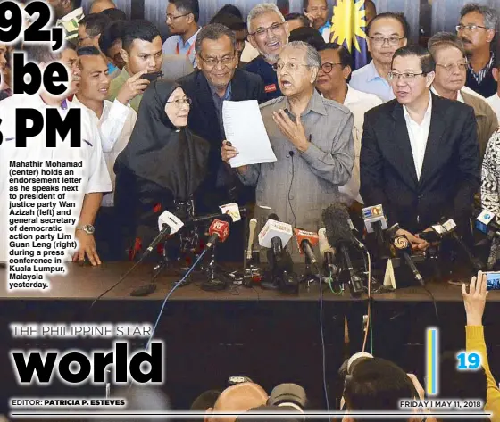  ??  ?? Mahathir Mohamad (center) holds an endorsemen­t letter as he speaks next to president of justice party Wan Azizah (left) and general secretary of democratic action party Lim Guan Leng (right) during a press conference in Kuala Lumpur, Malaysia yesterday.
