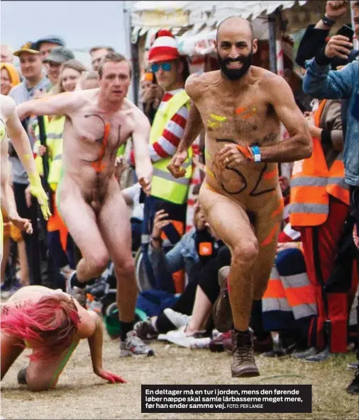  ?? FOTO: PER LANGE ?? En deltager må en tur i jorden, mens den førende løber naeppe skal samle lårbassern­e meget mere, før han ender samme vej.