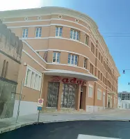  ??  ?? L’edificio che ospita il teatro Radar a Monopoli