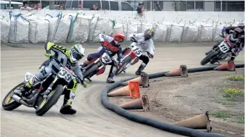  ?? BERND FRANKE/POSTMEDIA NEWS ?? Qualifying in the 450 Expert motorcycle racing class at Welland County Speedway Saturday night in Welland.