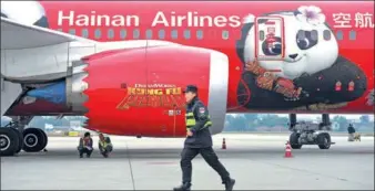  ?? DUI PINNI / FOR CHINA DAILY ?? A plane of Hainan Airlines lands at Shuangliu airport in Chengdu, Sichuan province.